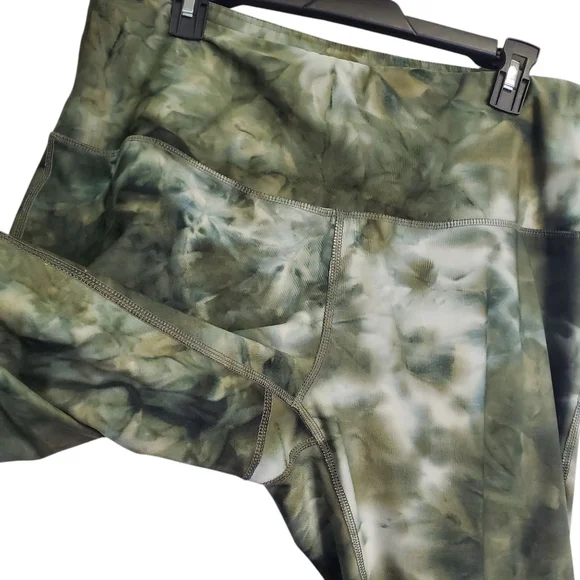 VOGO Atheletica Green Tie-Dye Capri Leggings Size 1X - Picture 4 of 7